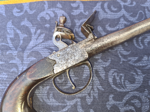 Discover our mid 18th century flintlock muff pistols, Birmingham proofed to guarantee quality. Act now, explore our collection and grab your piece of history!