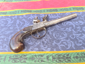 Discover our mid 18th century flintlock muff pistols, Birmingham proofed to guarantee quality. Act now, explore our collection and grab your piece of history!