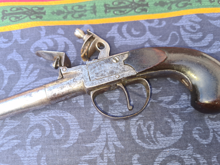 Discover our mid 18th century flintlock muff pistols, Birmingham proofed to guarantee quality. Act now, explore our collection and grab your piece of history!