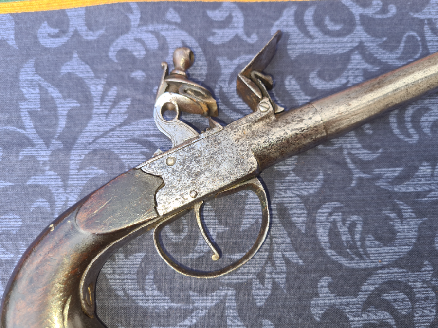 Discover our mid 18th century flintlock muff pistols, Birmingham proofed to guarantee quality. Act now, explore our collection and grab your piece of history!