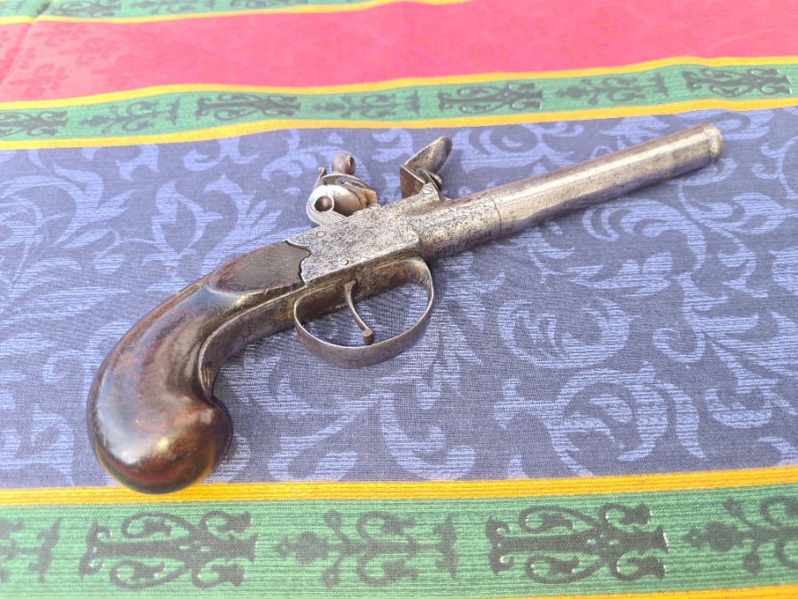 Discover our mid 18th century flintlock muff pistols, Birmingham proofed to guarantee quality. Act now, explore our collection and grab your piece of history!