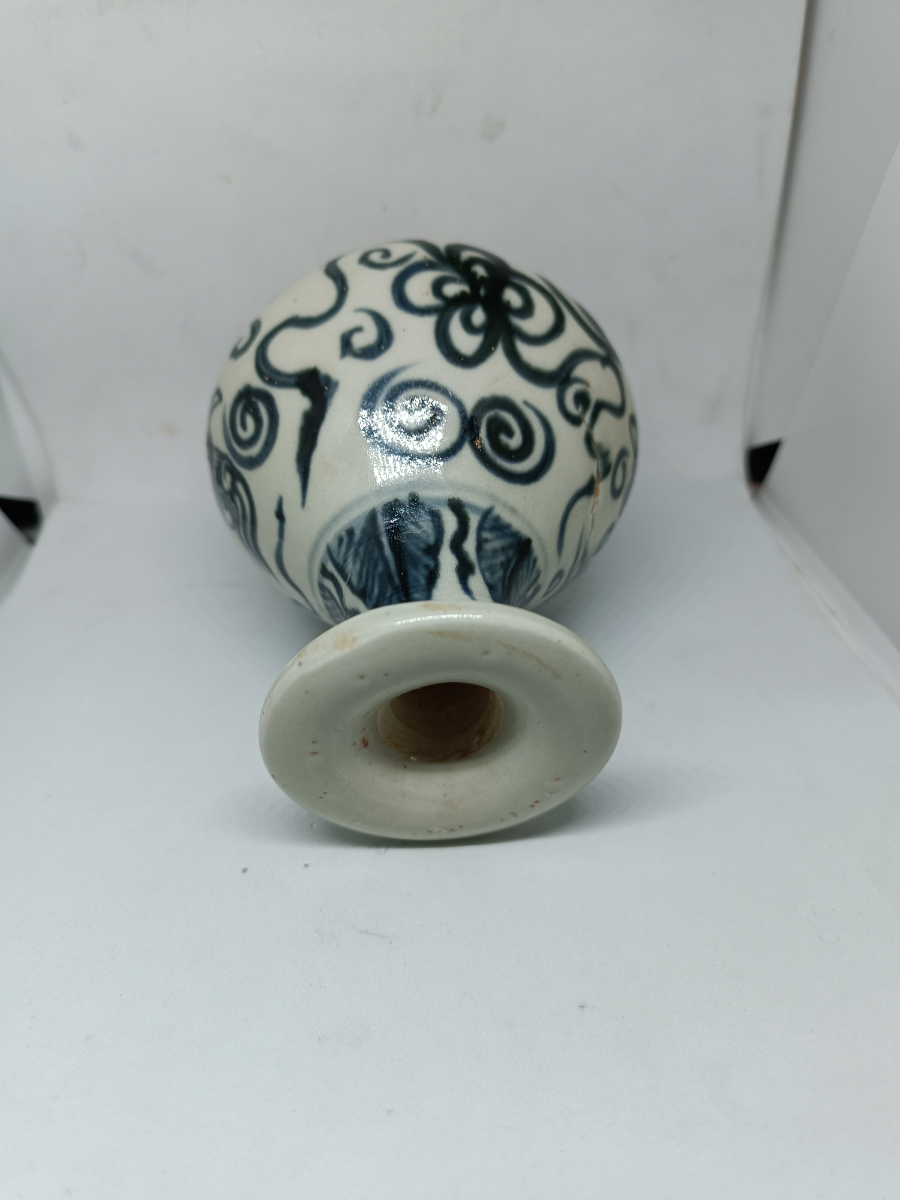 Ming Dynasty Blue And White Vase