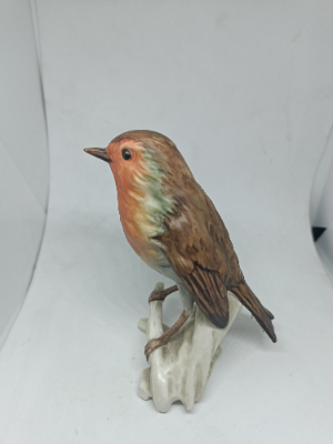 Discover the intricate Robin Bird figurine by Goebel, circa 1972-1990! Explore its detailed design in a 13 cm size. Shop now to add this German masterpiece to your collection!