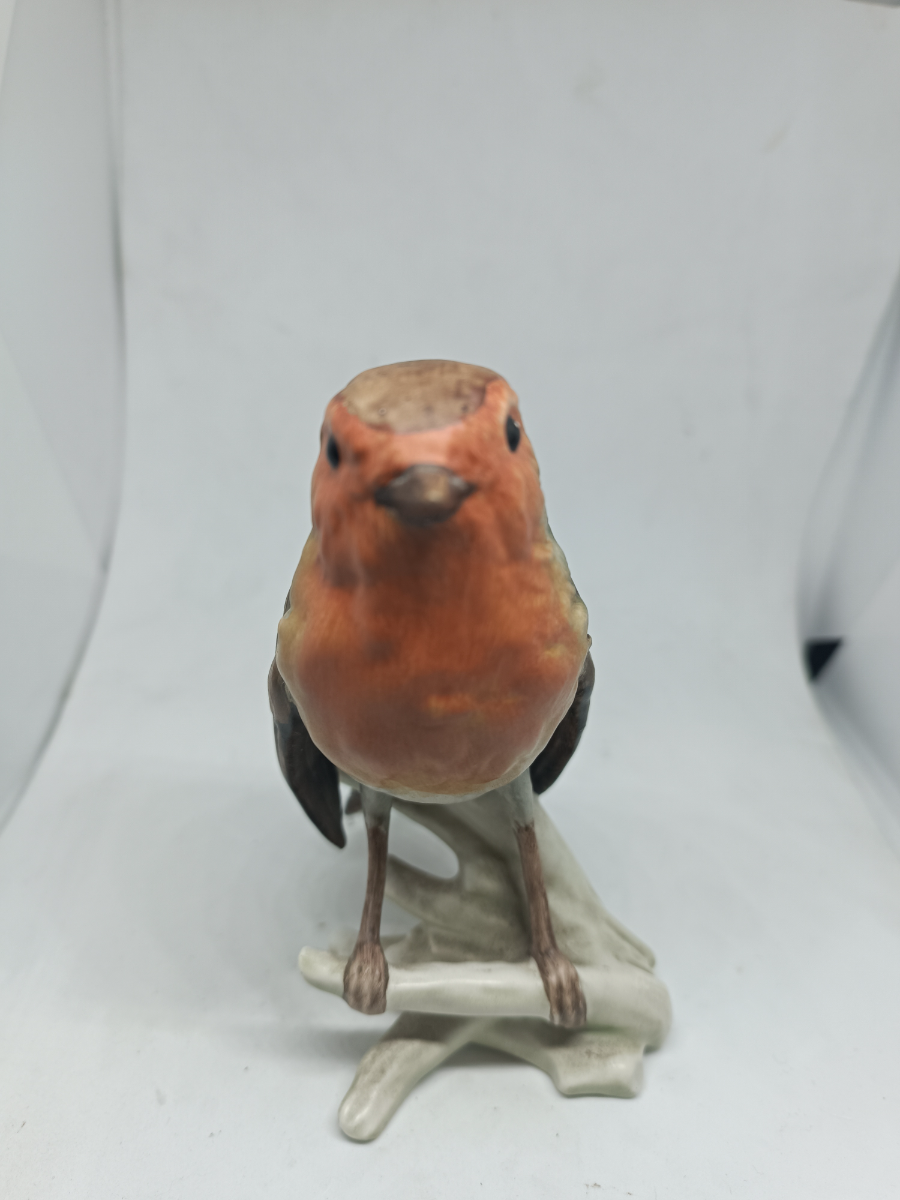 Discover the intricate Robin Bird figurine by Goebel, circa 1972-1990! Explore its detailed design in a 13 cm size. Shop now to add this German masterpiece to your collection!