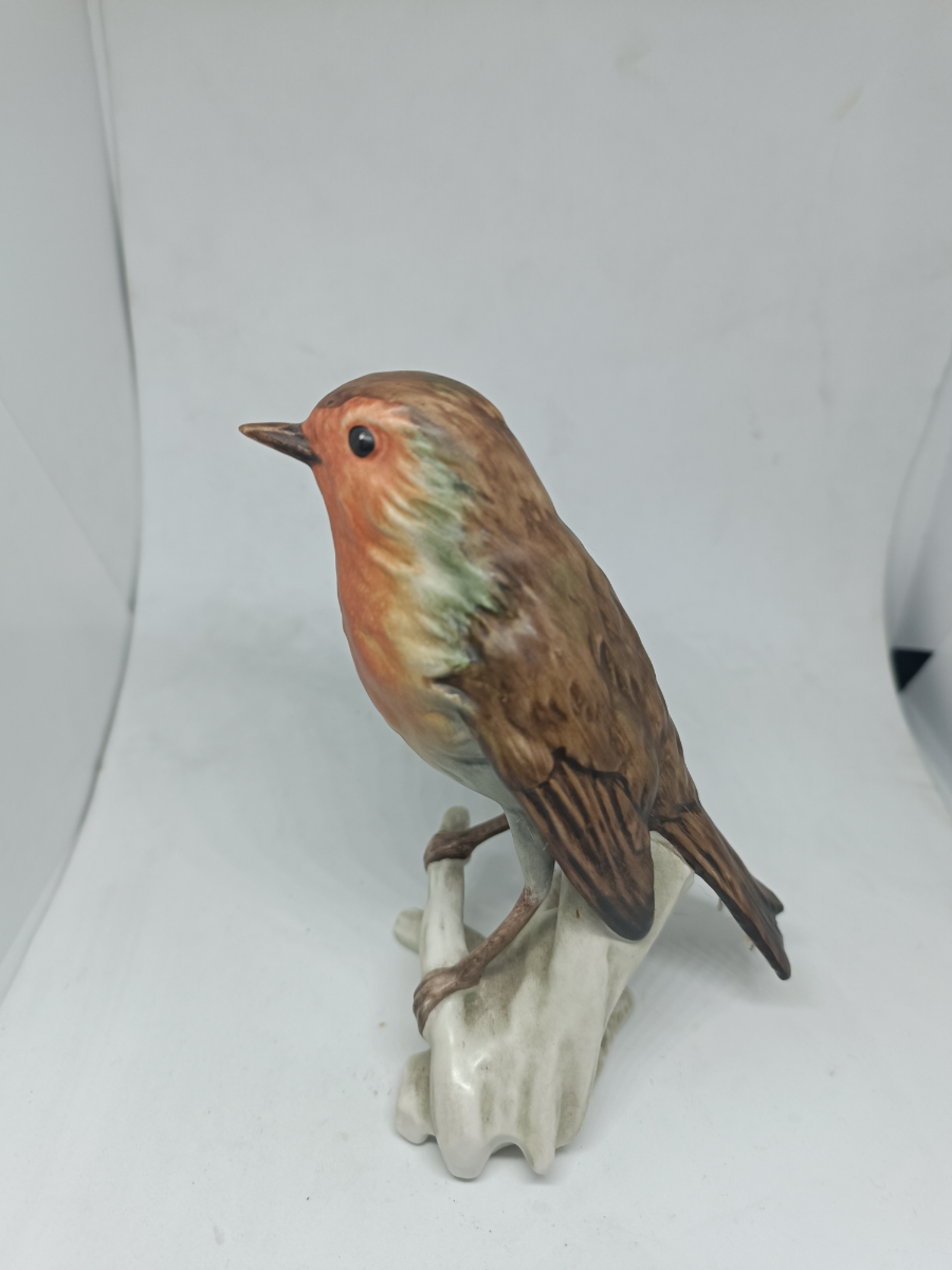 Discover the intricate Robin Bird figurine by Goebel, circa 1972-1990! Explore its detailed design in a 13 cm size. Shop now to add this German masterpiece to your collection!