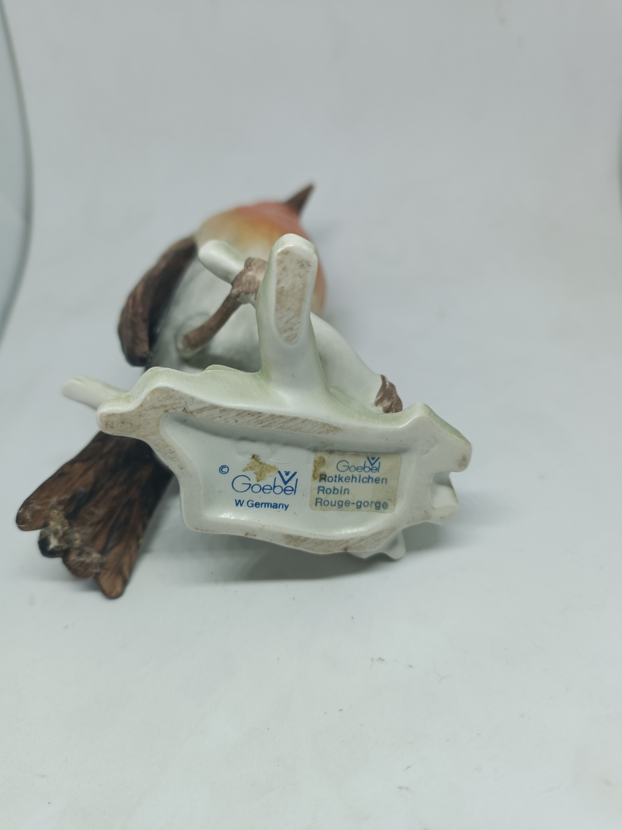 Discover the intricate Robin Bird figurine by Goebel, circa 1972-1990! Explore its detailed design in a 13 cm size. Shop now to add this German masterpiece to your collection!