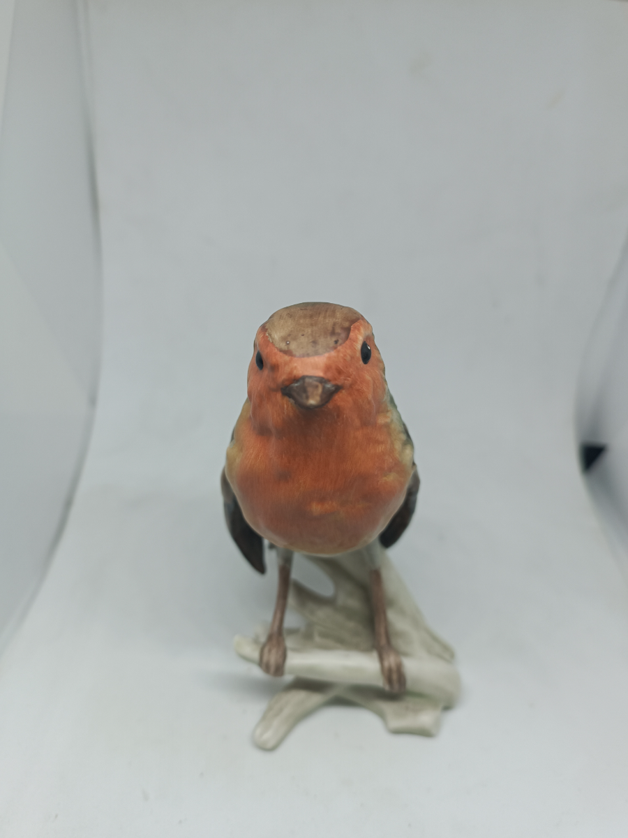 Discover the intricate Robin Bird figurine by Goebel, circa 1972-1990! Explore its detailed design in a 13 cm size. Shop now to add this German masterpiece to your collection!