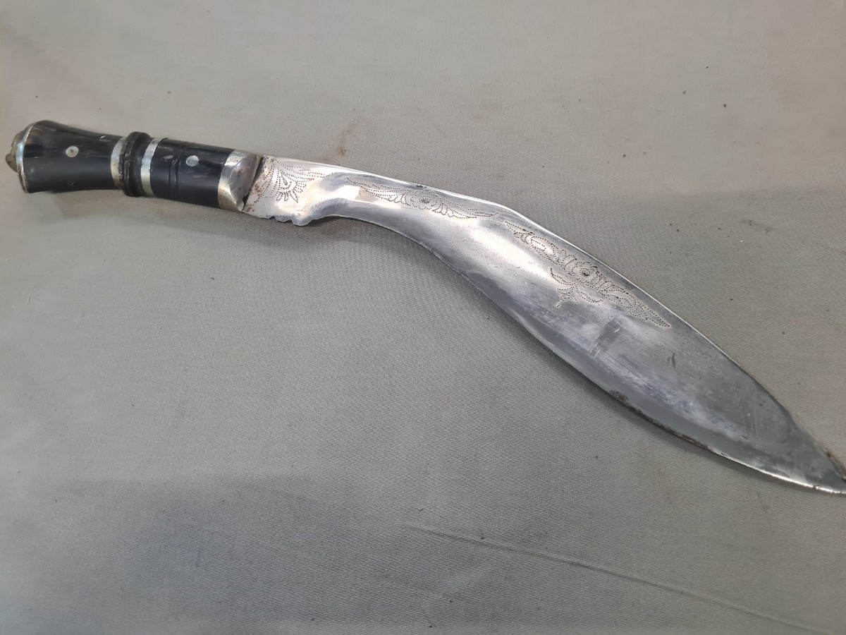 Discover our range of mid 20th century Nepalese Kukri perfect for private purchase. Shop now to add an authentic piece of history to your collection!