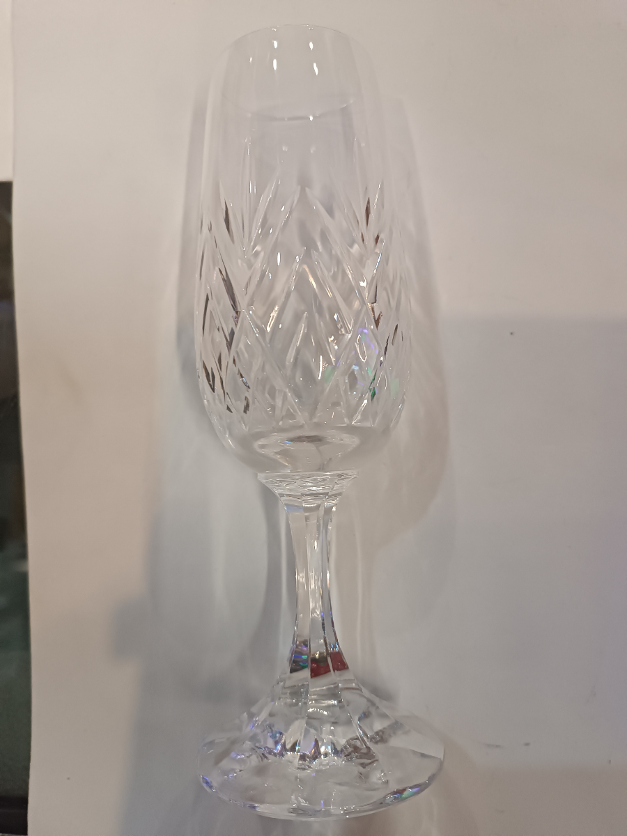 Discover our elegant 19cm high champagne flute glasses. Impeccable design for special occasions. Shop now and increase the charm of your celebrations!