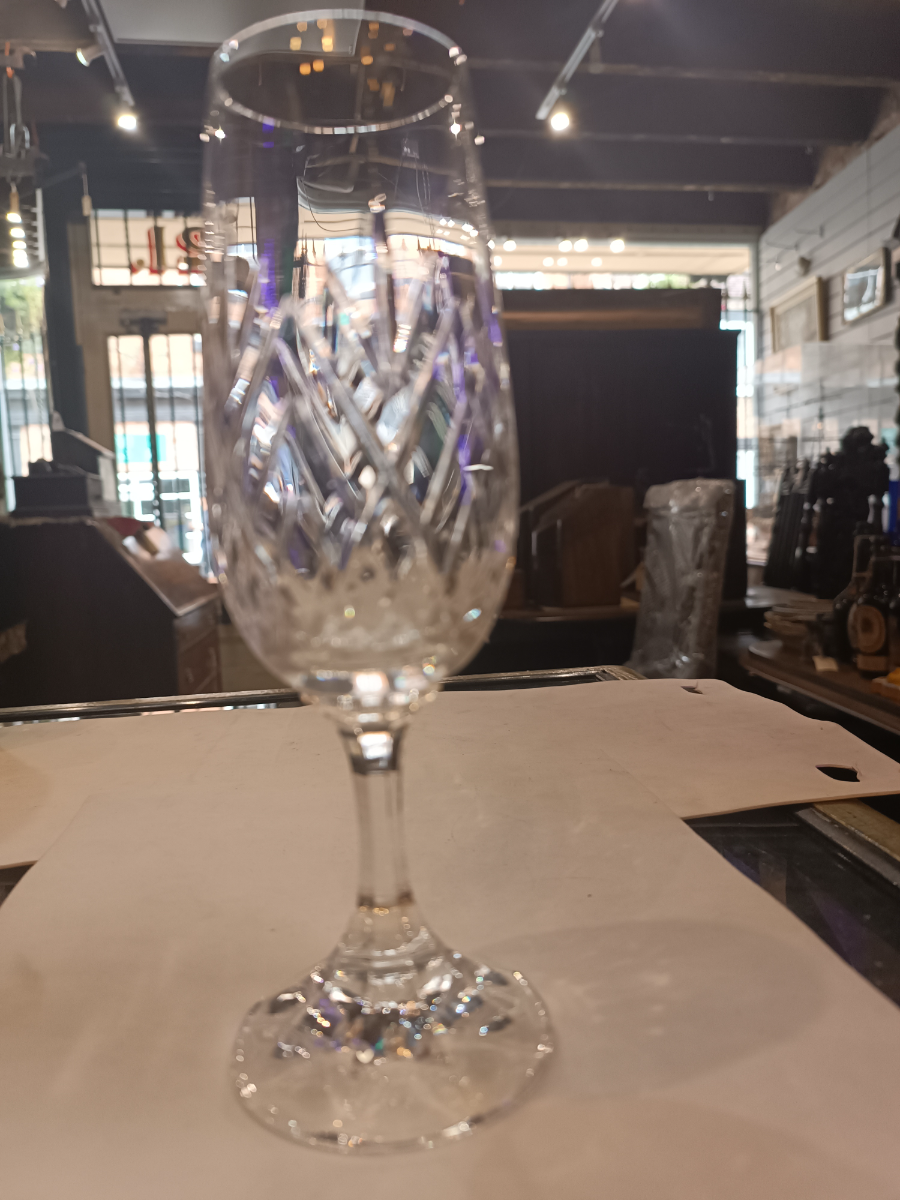 Discover our elegant 19cm high champagne flute glasses. Impeccable design for special occasions. Shop now and increase the charm of your celebrations!