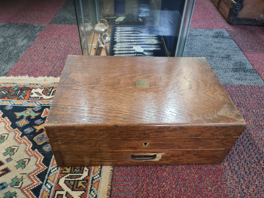 Explore our collection of mid-20th century artifacts. Buy the unique John Wilkes two-draw pistol and gambling token case, size 41x27 cm. Act now!