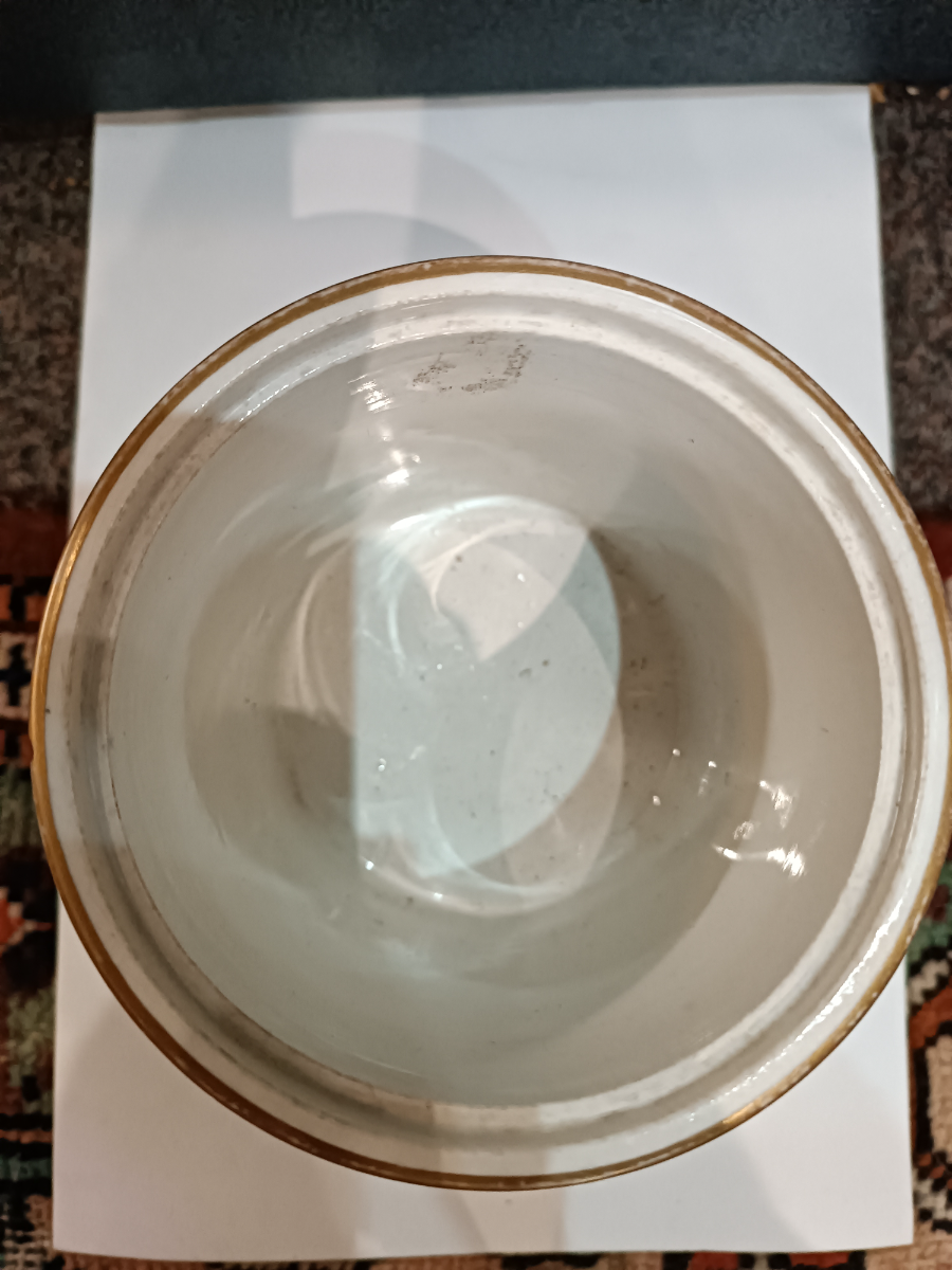 Discover our stunning 19th c Prattware tobacco jar, elegantly showcasing an image of Mont de Michael. Perfect for collectors! Browse now.