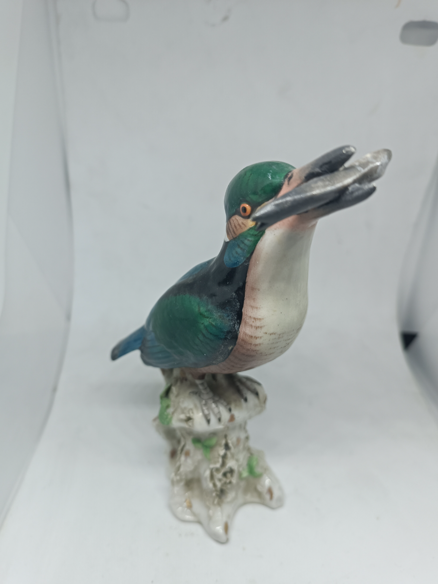 Discover our range of antique Samson porcelain figurines, including the dynamic KingFisher model from 1873-1920. In excellent state, at 16cm high. Shop now!