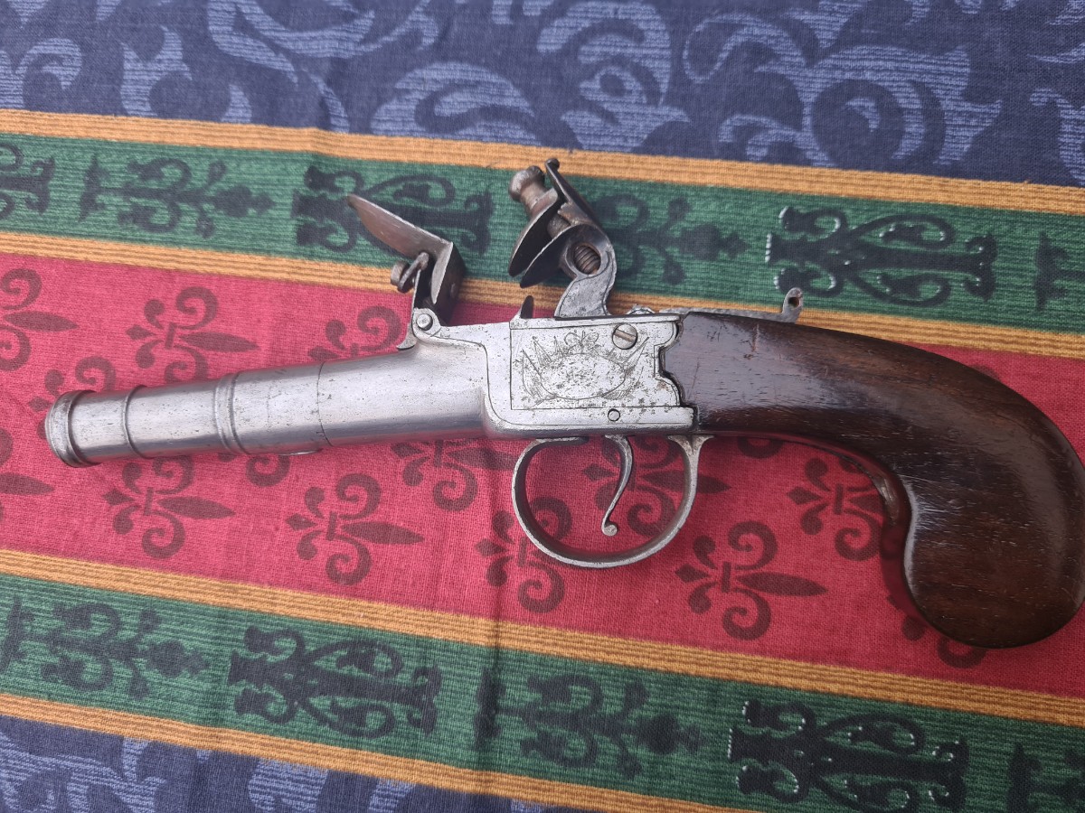 Discover our high-quality English Flintlock pistol, Birmingham proofed with a 3 1/2 turn-off barrel. Browse now and add this unique piece to your collection!