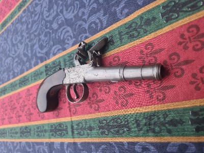 Discover our high-quality English Flintlock pistol, Birmingham proofed with a 3 1/2 turn-off barrel. Browse now and add this unique piece to your collection!