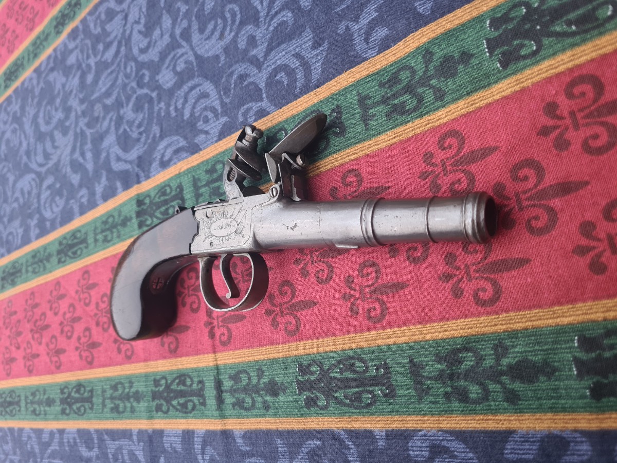 Discover our high-quality English Flintlock pistol, Birmingham proofed with a 3 1/2 turn-off barrel. Browse now and add this unique piece to your collection!