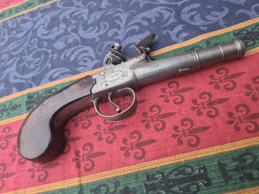 Discover our high-quality English Flintlock pistol, Birmingham proofed with a 3 1/2 turn-off barrel. Browse now and add this unique piece to your collection!