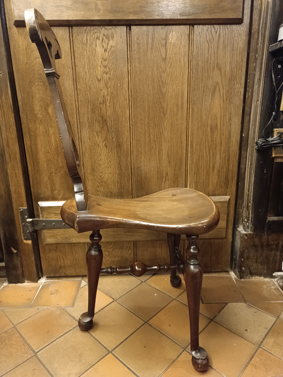 Discover a piece of intriguing British history with our George III Cock Fighting Chair. This mahogany-crafted, uniquely designed piece is a must-buy for antique collectors. Explore now!