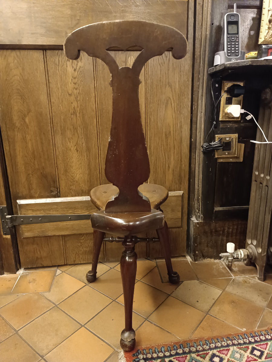 Discover a piece of intriguing British history with our George III Cock Fighting Chair. This mahogany-crafted, uniquely designed piece is a must-buy for antique collectors. Explore now!