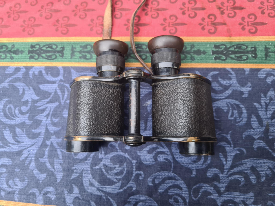 Explore our Royal Field Artillery Prismatic Binoculars MKI, dating back to 1917, used by Leslie Reid. Discover military history with authentic equipment. Shop now!