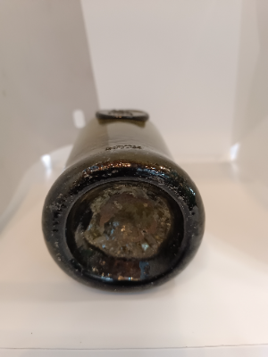 Discover our 18th-century sealed bottle with the Clive Family Crest. Possibly owned by Edward or Robert Clive. In great condition, at 8.5 inches. Shop now!