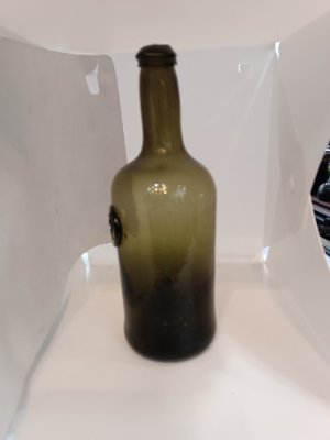 Discover our 18th-century sealed bottle with the Clive Family Crest. Possibly owned by Edward or Robert Clive. In great condition, at 8.5 inches. Shop now!