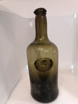 Discover our 18th-century sealed bottle with the Clive Family Crest. Possibly owned by Edward or Robert Clive. In great condition, at 8.5 inches. Shop now!