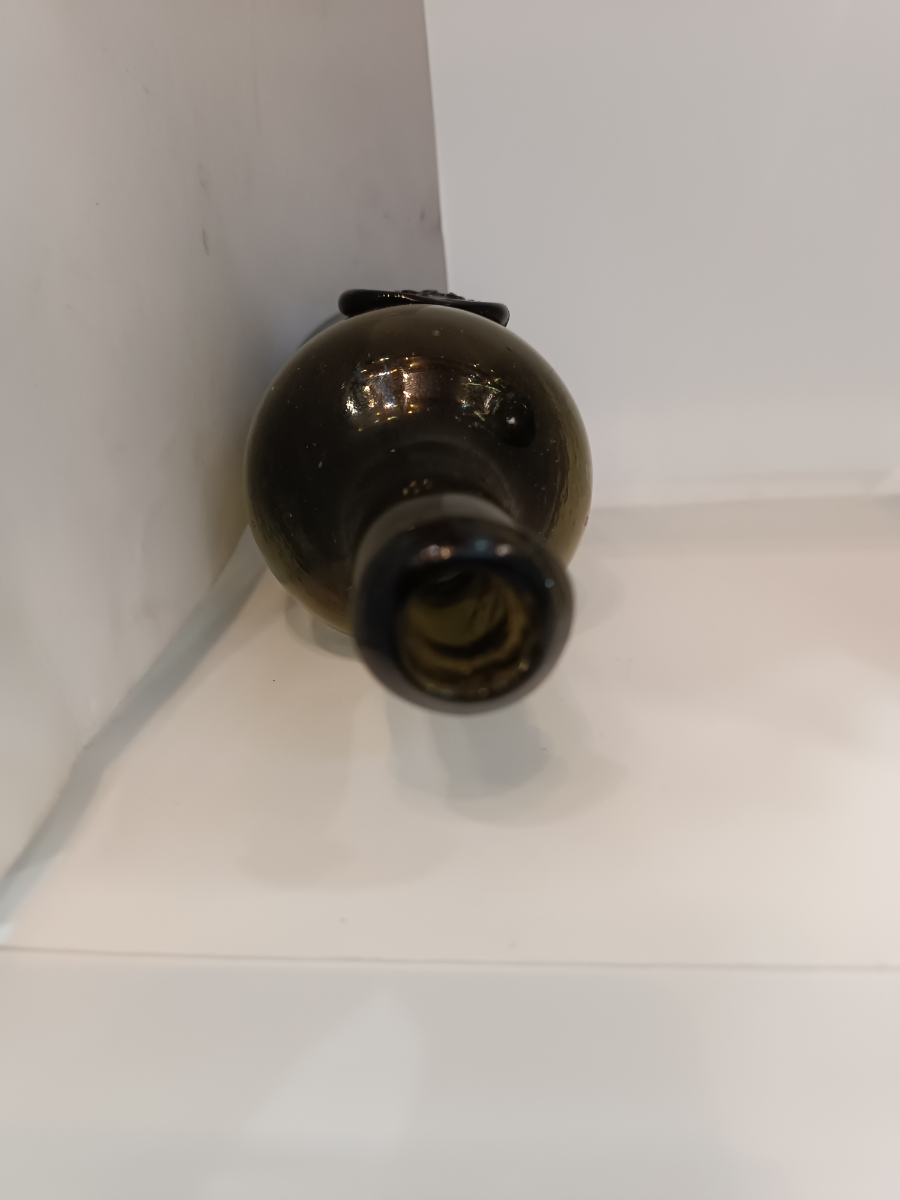 Discover our 18th-century sealed bottle with the Clive Family Crest. Possibly owned by Edward or Robert Clive. In great condition, at 8.5 inches. Shop now!