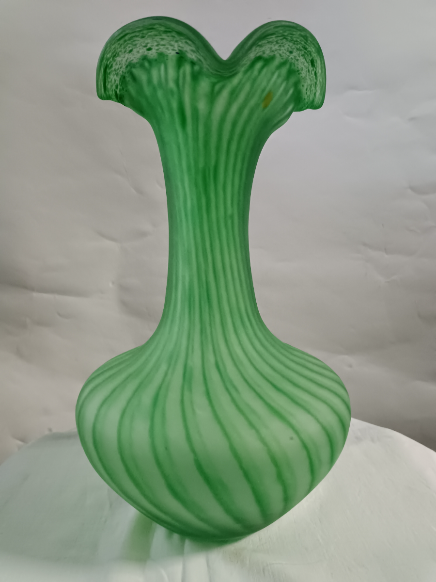 uploads/Serge-Ligardes-20th-Century-Studio-Green-Glass-Vase-21678fc50ec7083aws.jpg