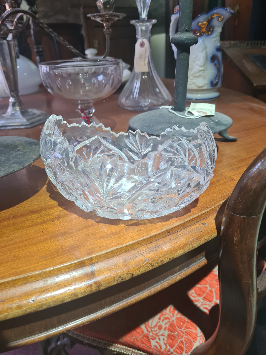 Discover our high-quality, handcrafted small cut glass bowls. Ideal for every décor. Find your perfect piece and order now for swift delivery!