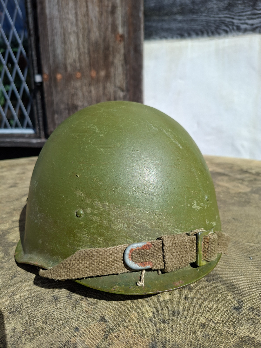 Explore our collection of wartime SSH40 helmets, refurbished in 1950. High-quality pieces with LMZ certification. Discover the perfect addition to your collection today.