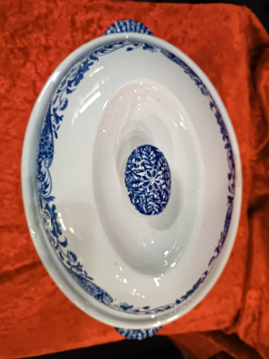 Discover our vintage Spode Blue Italian Pattern Casserole Dish. In excellent condition, ideally sized at 30 x 16 cm. Grab yours today!