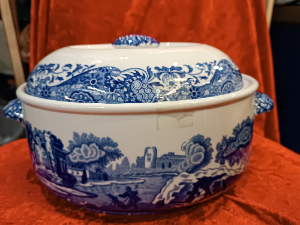 Discover our vintage Spode Blue Italian Pattern Casserole Dish. In excellent condition, ideally sized at 30 x 16 cm. Grab yours today!
