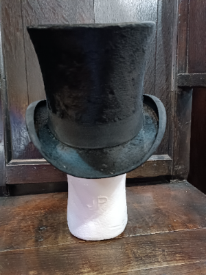 Explore our collection of Victorian beaver skin top hats by Lefebvre. Grab your award-winning, gold medal hat in perfect condition today! Diameter size 17 cm.