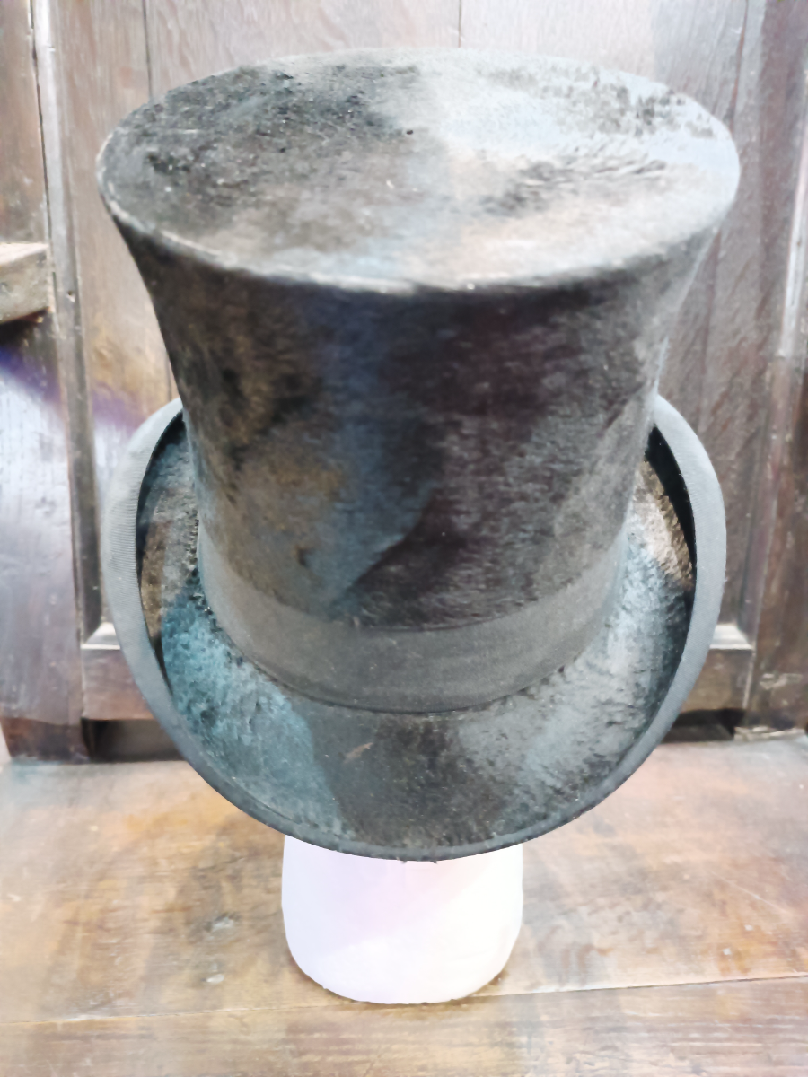Explore our collection of Victorian beaver skin top hats by Lefebvre. Grab your award-winning, gold medal hat in perfect condition today! Diameter size 17 cm.
