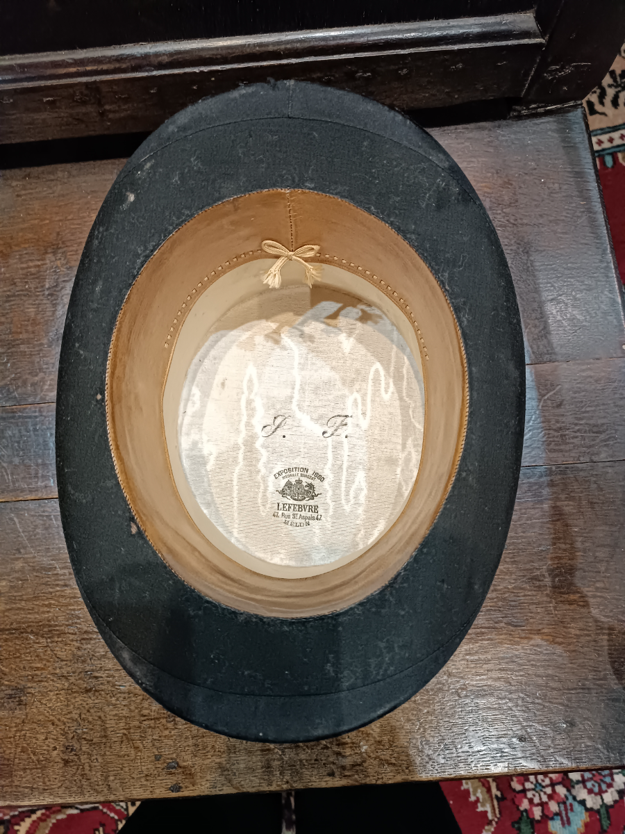 Explore our collection of Victorian beaver skin top hats by Lefebvre. Grab your award-winning, gold medal hat in perfect condition today! Diameter size 17 cm.