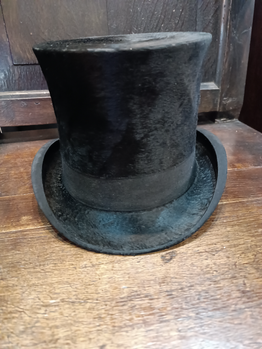 Explore our collection of Victorian beaver skin top hats by Lefebvre. Grab your award-winning, gold medal hat in perfect condition today! Diameter size 17 cm.