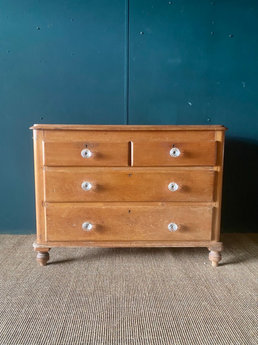 uploads/Victorian-Solid-Pine-Antique-Chest-Of-Drawers-2-over-2-with-Pressed-Glass-Knobs-30764d21cbf527c6aws.jpg
