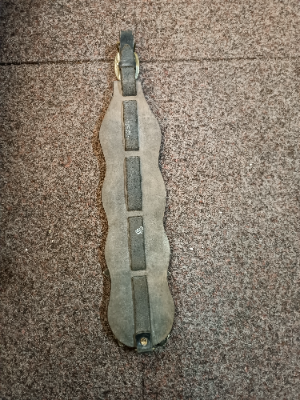 Explore our range of vintage leather martingale straps, complete with four horse brasses! Impressively crafted and measuring 44cm. Shop now for a taste of tradition!