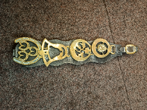 Explore our range of vintage leather martingale straps, complete with four horse brasses! Impressively crafted and measuring 44cm. Shop now for a taste of tradition!
