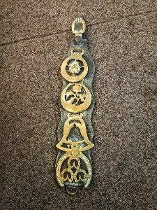 Explore our range of vintage leather martingale straps, complete with four horse brasses! Impressively crafted and measuring 44cm. Shop now for a taste of tradition!