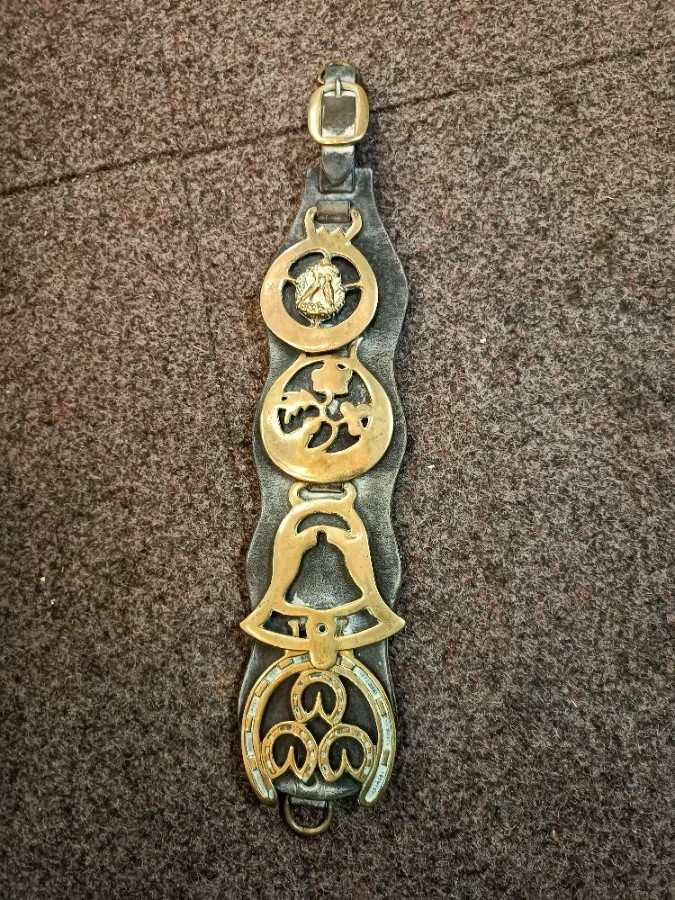 Explore our range of vintage leather martingale straps, complete with four horse brasses! Impressively crafted and measuring 44cm. Shop now for a taste of tradition!