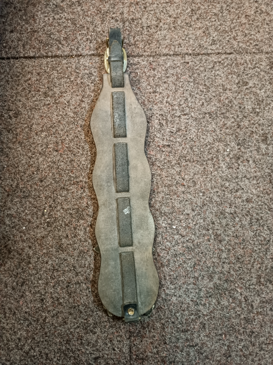 Explore our range of vintage leather martingale straps, complete with four horse brasses! Impressively crafted and measuring 44cm. Shop now for a taste of tradition!