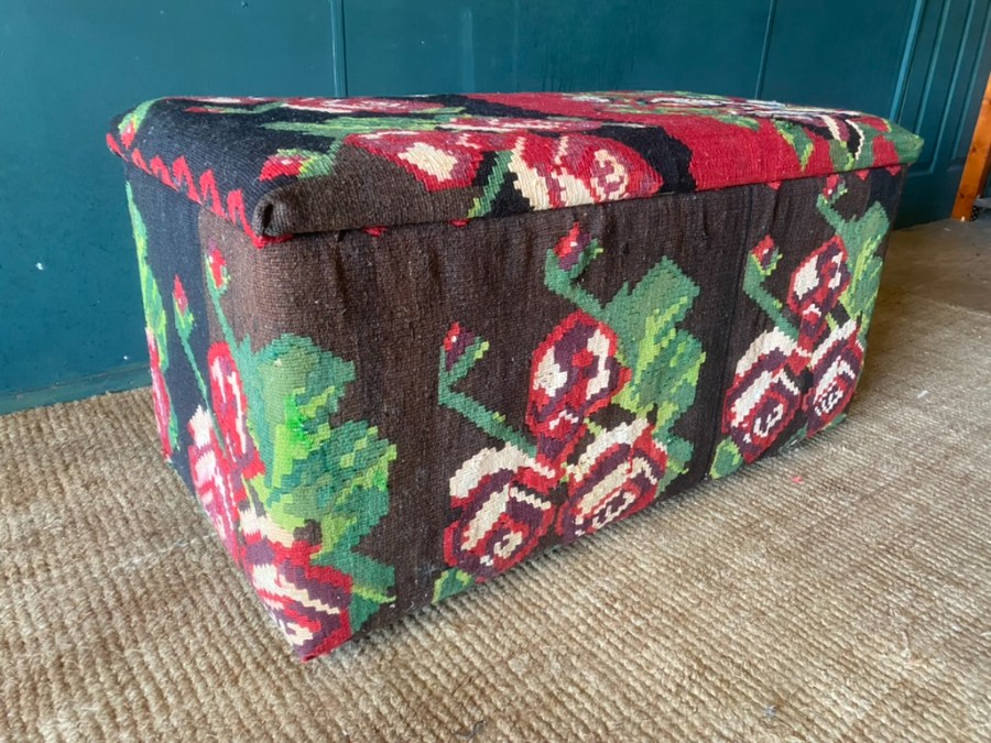 uploads/Vintage-Tapestry-Kilim-Upholstered-Ottoman-Storage-Chest-Bench-Handwoven-Wool-30764918f668d7b9aws.jpg
