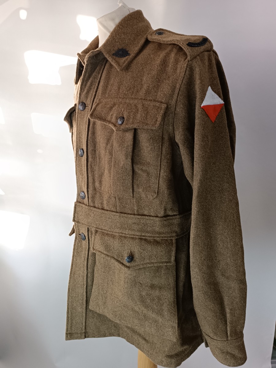 Explore our Anzac reproduction tunic and breeches in excellent condition, size extra large. Order now for a piece of history at an unbeatable price!