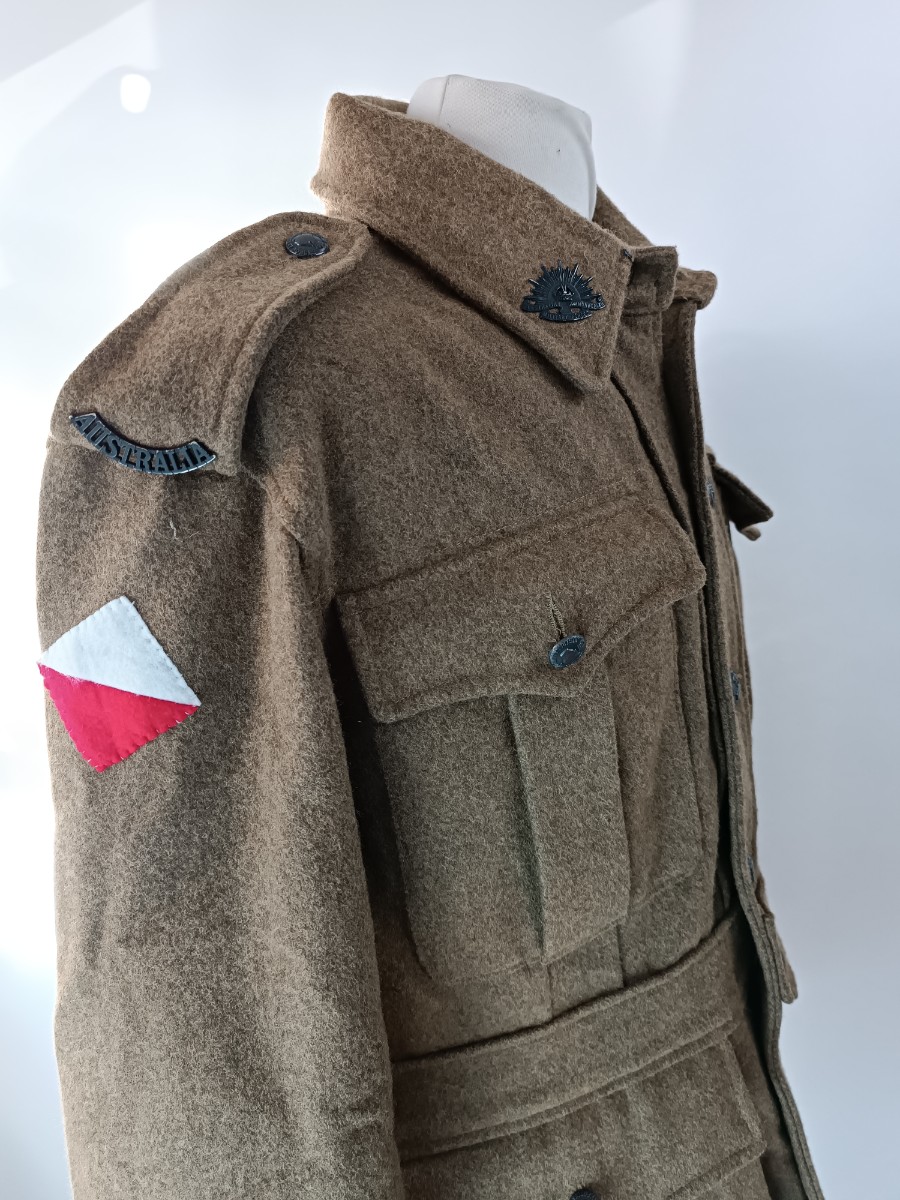 Explore our Anzac reproduction tunic and breeches in excellent condition, size extra large. Order now for a piece of history at an unbeatable price!