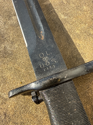 A rare 1943 US M1 Garand 10” un-shortened bayonet marked "OL", no scabbard. Produced by Oneida Ltd. Only 60,000 bayonets produced by Oneida.

In excellent condition.