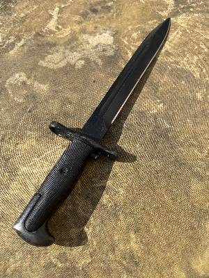 A rare 1943 US M1 Garand 10” un-shortened bayonet marked "OL", no scabbard. Produced by Oneida Ltd. Only 60,000 bayonets produced by Oneida.

In excellent condition.