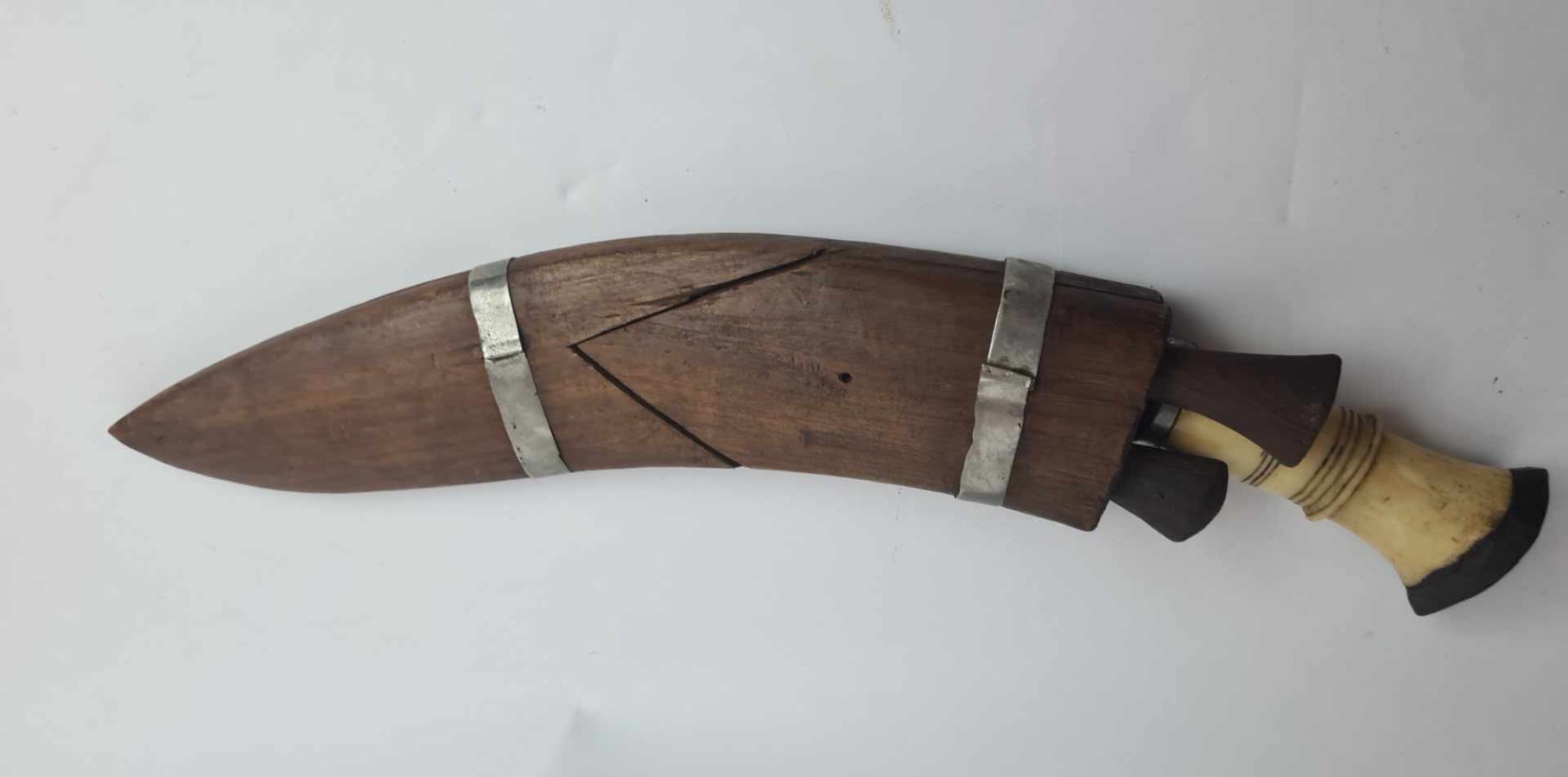 Discover our WW2 period bone hilted kukri, ideal for collectors. Admire its unique Newari carving and quality nickel plating. Named to Rifleman Osborne, it's in mint condition!