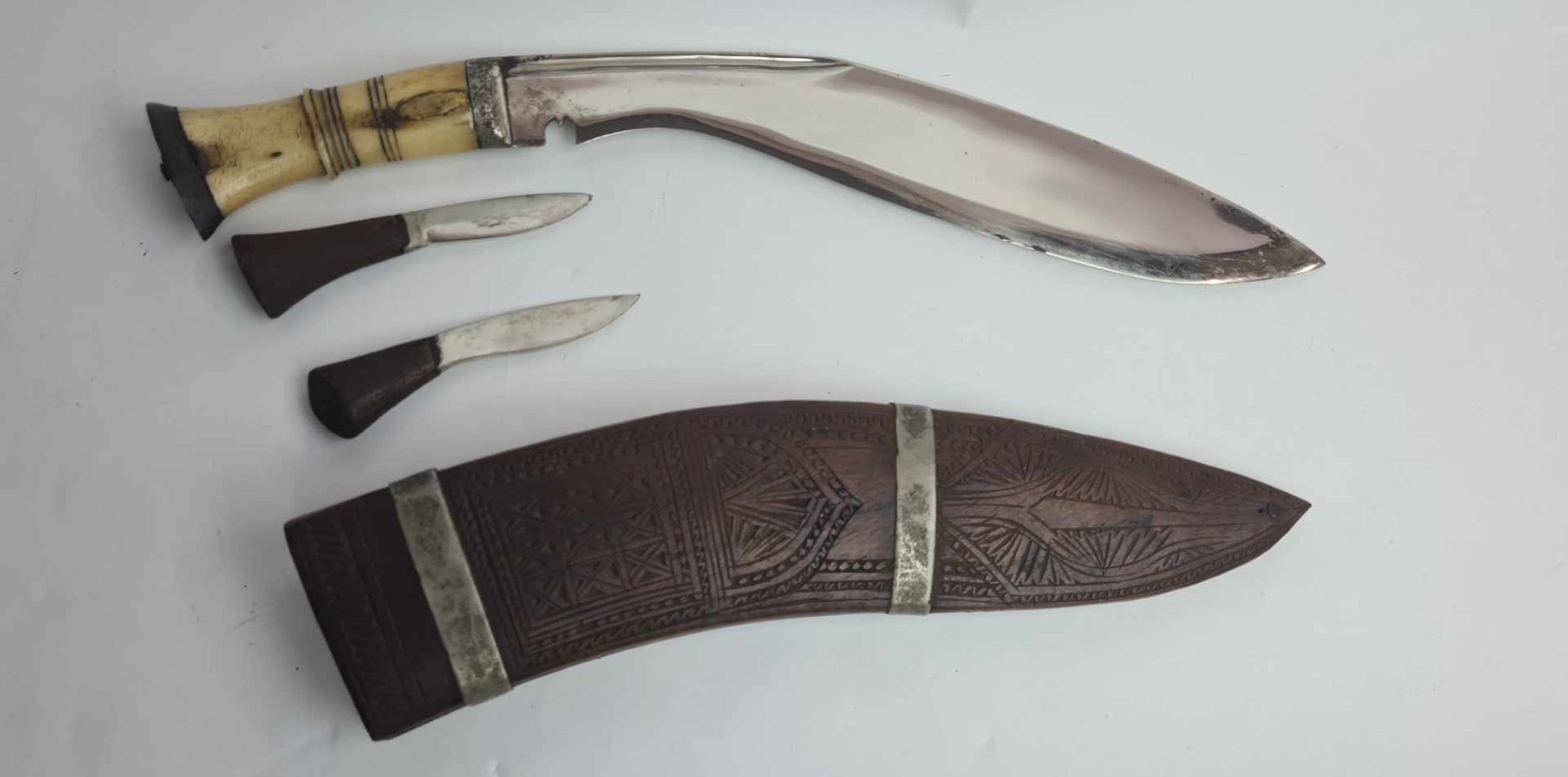 uploads/WW2-Period-Nepalese-Presentation-Kukri-165156ee091486aws.jpg